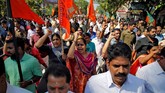 Unjuk rasa digelar oleh kelompok nasionalis Hindu dan simpatisan Partai Bharatiya Janata (BJP) dan ormas Rashtriya Swayamsevak Sangh (RSS), memprotes kehadiran perempuan di Kuil Sabarimala. (REUTERS/Sivaram V)