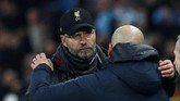 Juergen Klopp berpelukan dengan Pep Guardiola. Selanjutnya Liverpool menghadapi Wolverhampton Wanderers dan Manchester City jumpa Rotherham United dalam babak ketiga Piala FA pekan depan. (Action Images via Reuters/Jason Cairnduff)