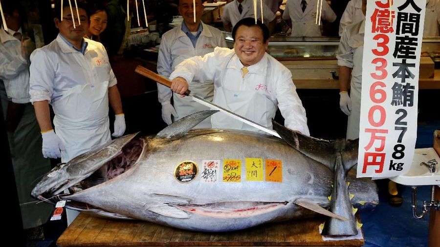 Kiyomura Co's President Kiyoshi Kimura (C), who runs a chain of sushi restaurants Sushi Zanmai, poses as he prepares to cut a 278kg bluefin tuna, priced with a 333,600,000 yen bid at the Toyosu fish market's first tuna auction this year at his sushi restaurant in Tokyo, Japan, January 5, 2019. REUTERS/Kim Kyung-Hoon