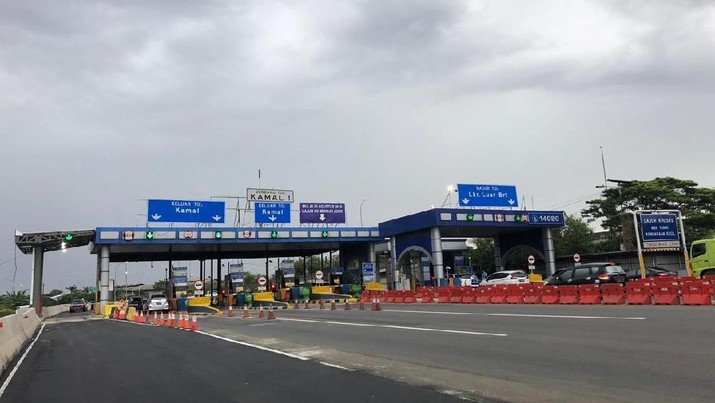 Gerbang tol ditutup lantaran PT Jasa Marga Tbk (JSMR) cabang Jakarta-Tangerang-Cengkareng (JCT) akan melakukan reposisi dan modifikasi island GT Kamal 1.