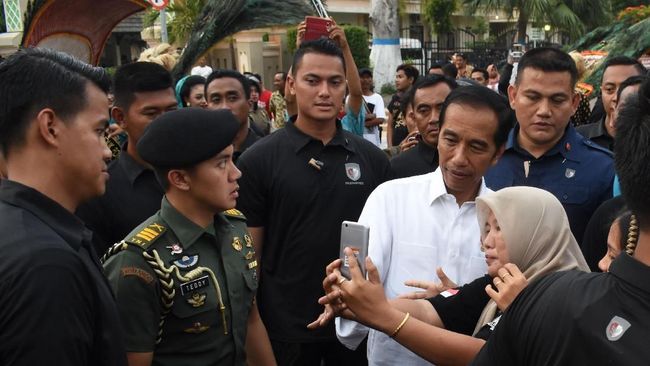 Pedagang Nasi Uduk Curhat ke Jokowi Sering Diutang Pembeli