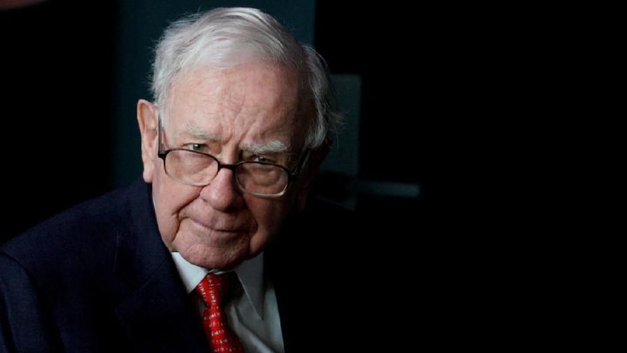 FILE PHOTO: Warren Buffett, CEO of Berkshire Hathaway Inc, pauses while playing bridge as part of the company annual meeting weekend in Omaha, Nebraska U.S. May 6, 2018. REUTERS/Rick Wilking/File Photo