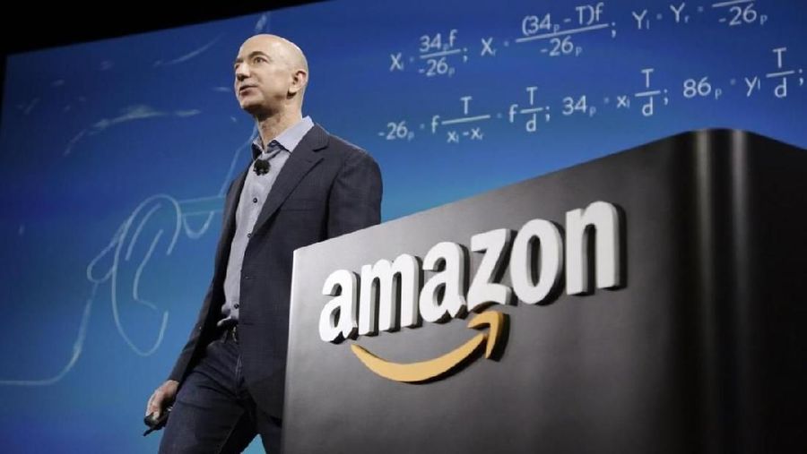 Amazon CEO Jeff Bezos discusses his company's new Fire smartphone at a news conference in Seattle, Washington June 18, 2014. REUTERS/Jason Redmond