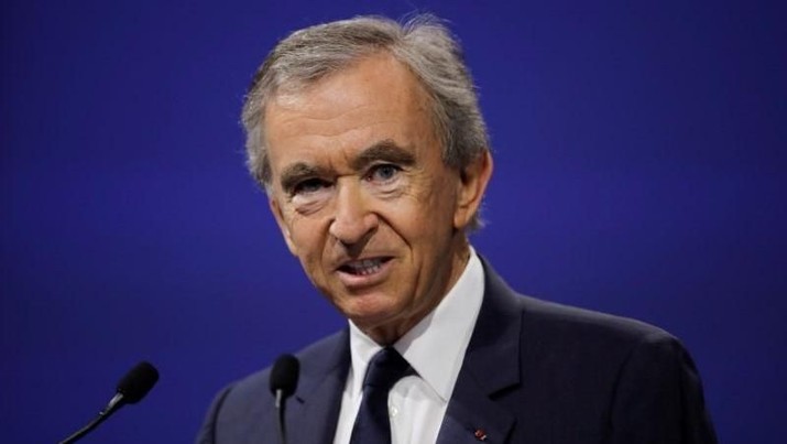 Setelah lima tahun bekerja di perusahaan itu, Arnault meyakinkan ayahnya untuk melikuidasi divisi konstruksi dan memasuki pasar real estat.