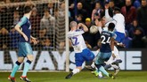 Tottenham membuka keunggulan lewat gol bek Serge Aurier pada menit ke-40. Tendangan kaki kanan Aurier yang melengkung ke pojok kanan atas gawang tidak bisa dijangkau kiper lawan. (Action Images via Reuters/Carl Recine)