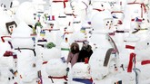 Pahatan es manusia salju yang menjadi salah satu sudut favorit berfoto di festival musim dingin di Harbin, China.
