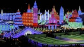 Bangunan yang berasal dari pahatan es disinari cahaya berwarna-warni di malam hari membuat pemandangan di festival musim dingin Harbin jadi lebih meriah.