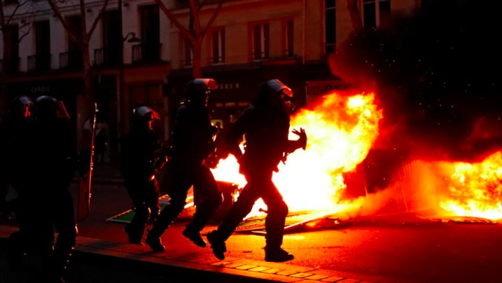 Para pengunjuk rasa di Paris, Prancis, membakar beberapa sepeda motor dan barikade di kawasan mewah Boulevard Saint Germain.