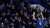 Laga Chelsea vs Nottingham diwarnai momen haru. Cesc Fabregas memberikan salam perpisahan kepada para penggemar dan mengisyaratkan hengkang dari Stamford Bridge. (REUTERS/Eddie Keogh)
