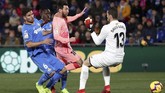 Lionel Messi membuka keunggulan Barcelona pada menit ke-20 setelah melewati dua pemain dan kiper Getafe. (REUTERS/Sergio Perez)