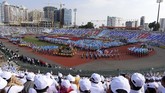 Perayaan keruntuhan Khmer Merah digelar di Stadion Phnom Penh. (Photo by TANG CHHIN Sothy / AFP)