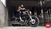 Wahyu juga memiliki ketertarikan pada motor gede. Setelah mendapatkan penghargaan dan hadiah dari Gubernur Jawa Barat, Wahyu langsung membeli motor gede dan menyumbangkan sisanya untuk orang orang yang membutuhkan. (CNN Indonesia/Harvey Darian)