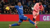Lionel Messi melepaskan tendangan keras dari luar kotak penalti di babak kedua. Kemenangan atas Getafe membuat Barcelona mengoleksi 40 poin, unggul sepuluh poin atas Real Madrid yang berada di posisi kelima. (REUTERS/Sergio Perez)