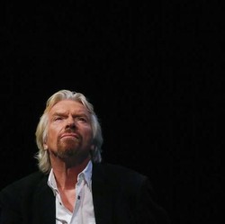 Wuih! Crazy Rich Richard Branson ke Luar Angkasa Malam ini