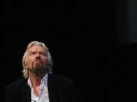 Wuih! Crazy Rich Richard Branson ke Luar Angkasa Malam ini