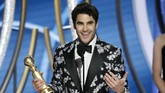 Bagi Darren Criss yang baru pertama kali mendapatkan nominasi Golden Globe Awards 2019, kemenangannya kali ini menjadi kejutan. Berkat perannya dalam 'The Assassination of Gianni Versace', ia membawa pulang Best Actor - Limited Series or Picture Made for Television. (Paul Drinkwater/NBC Universal/Handout via REUTERS)