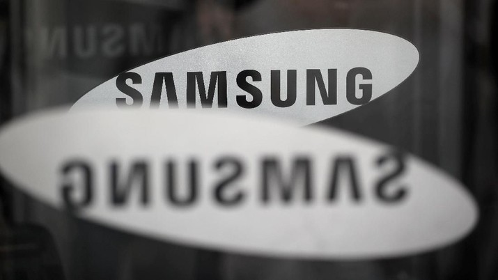 FILE PHOTO - The logo of Samsung Electronics is seen at its office building in Seoul, South Korea, March 23, 2018.   REUTERS/Kim Hong-Ji/File Photo