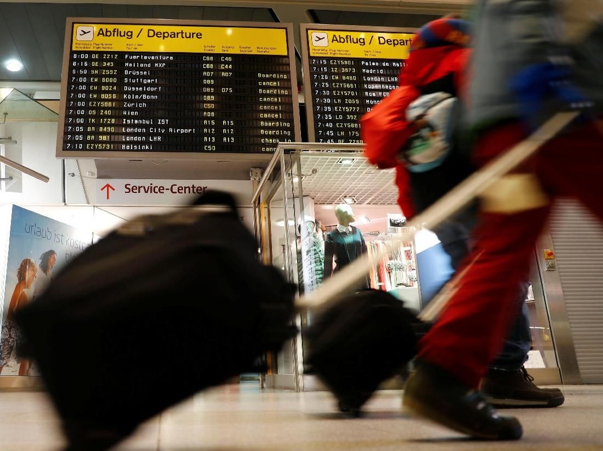 Badai Musim Dingin Hantam Chicago, Ratusan Penerbangan Terbatal dan Tertunda