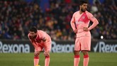 Lionel Messi dan Luis Suarez bersiap mengambil tendangan bebas saat Barcelona menghadapi Getafe di Stadion Coliseum Alfonso Perez, Minggu (6/1). (REUTERS/Sergio Perez)
