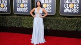 Gina Rodriguez tampil bak Marilyn Monroe dengan gaun biru muda dengan detail plunging dari Reem Acra. Gaun ini memiliki aplikasi embelishment decolletage yang membuatnya terlihat elegan. (REUTERS/Mike Blake)