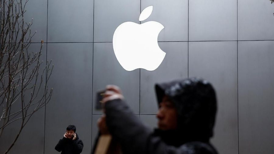 Penguatan nilai tukar dolar telah membuat harga iPhone kemahalan.