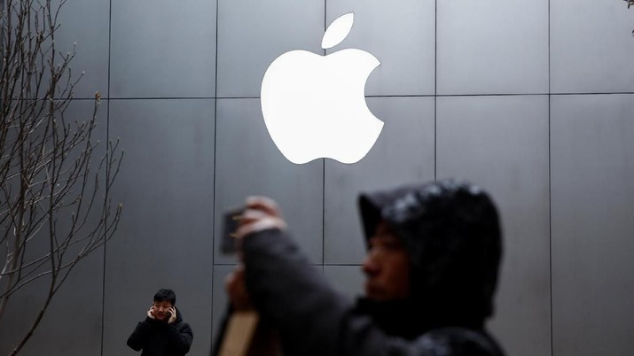 apple A chef walks past an Apple store in Beijing, China January 7, 2019. REUTERS/Thomas Peter