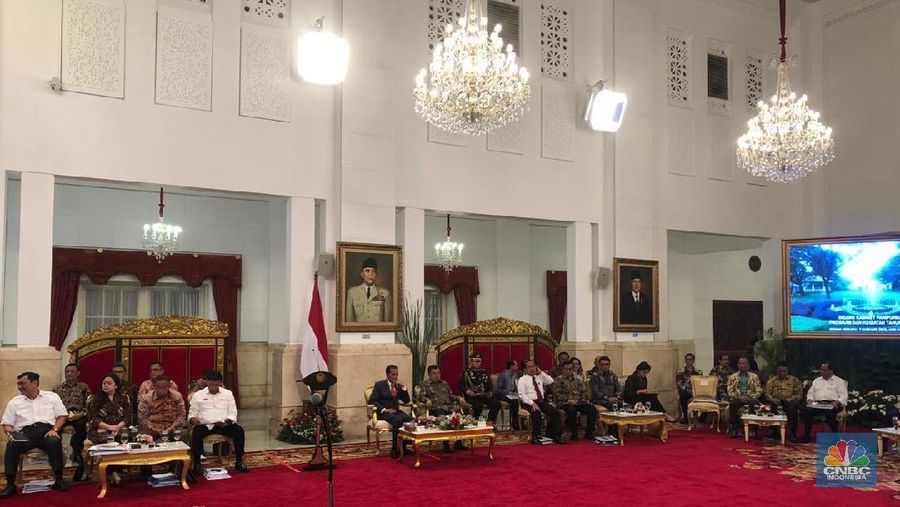 Jokowi membuka sidang kabinet paripurna dengan topik pembahasan ketersediaan anggaran dan pagu indikatif 2020 di Istana Bogor