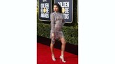 Indya Moore tampil berani dengan gaun mini berwarna perak dari Louis Vuitton. Gaun cut out itu memiliki potongan bahu yang menonjol. Bintang serial Pose ini mengaku dia merasa seperti pahlawan super dengan gaun ini. (REUTERS/Mike Blake)