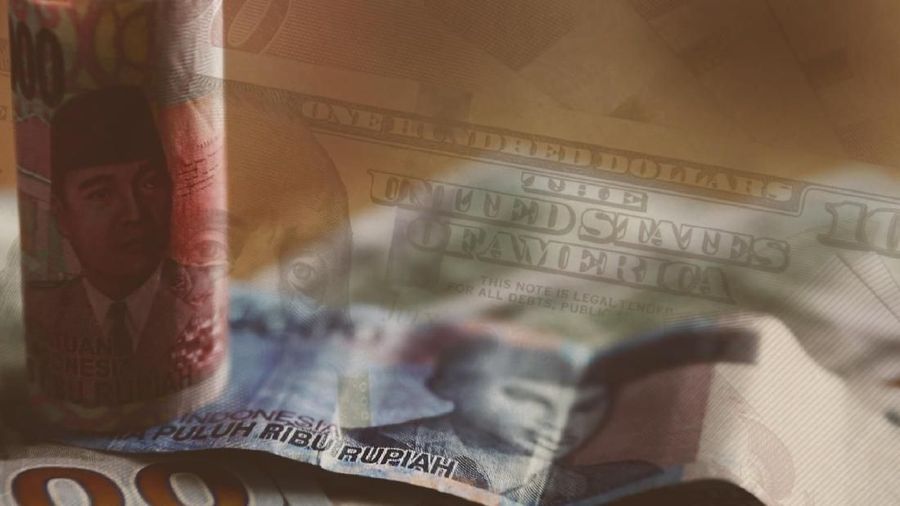 Penguatan rupiah menipis karena investor merespons rilis data perdagangan internasional Indonesia.