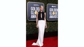 Charlize Theron memakai gaun dua warna dengan detail halter cut out. Atasan berwarna hitam dengan rok putih dari Dior Haute Couture. (REUTERS/Mike Blake)
