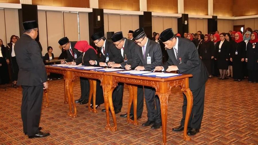 Gubernur Bank Indonesia (BI) Perry Warjiyo baru saja melantik 8 pejabat baru.