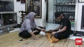 Di luar pembuatan kujang, bila sedang memiliki waktu luang, Wahyu sering bersantai dan berinteraksi dengan istri di Galeri Kujang miliknya. Istri Wahyu juga membantu usaha Wahyu dibidang keuangan dan pemesanan secara daring. (CNN Indonesia/Harvey Darian)