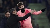 Pelatih Barcelona Ernesto Valverde memberi instruksi kepada bek Gerard Pique saat melawan Getafe. Skor 2-1 untuk Barcelona bertahan hingga laga usai. (REUTERS/Sergio Perez)