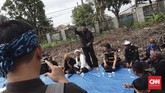 Selain sibuk menjadi pembuat kujang, Wahyu juga kerap menjadi pembicara dalam kegiatan-kegiatan mempertahankan pelestarian budaya. Seperti ketika ia menjadi pembicara soal situs Sumur 7 yang rusak akibat pembangunan. (CNN Indonesia/Harvey Darian)
