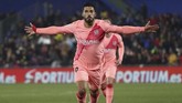 Barcelona menggandakan keunggulan melalui tendangan keras Luis Suarez dari luar kotak penalti pada menit ke-39. (REUTERS/Sergio Perez)