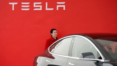 A Tesla logo is seen at a groundbreaking ceremony of Tesla Shanghai Gigafactory in Shanghai, China January 7, 2019. REUTERS/Aly Song