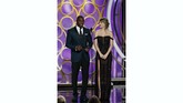 Penyanyi Taylor Swift memakai gaun hitam seksi off shoulder dan potongan paha yang tinggi dari Versace. Pop Sugar menyebut ini merupakan gaya yang paling berani dari pelantun lagu Shake It Off ini. Paul Drinkwater/NBC Universal/Handout via REUTERS