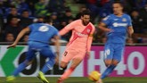 Lionel Messi berusaha melewati dua pemain Getafe Nemanja Maksimovic dan Leandro Cabrera. Messi kini memuncaki top skor Liga Spanyol dengan torehan 16 gol. (REUTERS/Sergio Perez)