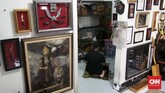 Seperti pada benda pusaka lainnya, kujang juga diidentikkan dengan hal yang mistik. Namun Wahyu mengaku dirinya tetap berpegang teguh pada ajaran agama. (CNN Indonesia/Harvey Darian)