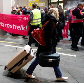 Pegawai Mogok Kerja, Bandara Berlin Batalkan 80 Penerbangan