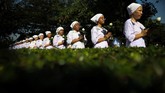 Bulan lalu, Boodsabann Chanthawong bergabung untuk menjadi bhikkhu pemula di biara wanita di luar Bangkok. (REUTERS/Athit Perawongmetha)