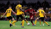 Mohamed Saleh dikepung lima pemain Wolverhampton Wanderers. Ia tak mampu menyelamatkan timnya dari kekalahan. (REUTERS/Darren Staples)