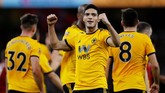Selebrasi gol striker Wolverhampton Raul Jimenez. Ia tak membuang kesempatan kelengahan pertahanan Liverpool. (REUTERS/Darren Staples)