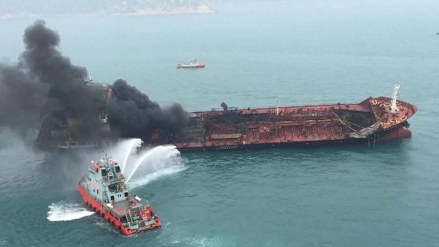 Kapal bernama Aulac Fortune terbakar sekitar 1,6 kilometer di selatan Pulau Lamma.
