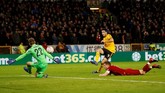 Striker Wolverhampton Wanderers Raul Jimenez membobol gawang Liverpool pada menit ke-38 memanfaatkan kesalahan James Milner yang gagal mengontrol bola di pertahanan The Reds. (REUTERS/Darren Staples)