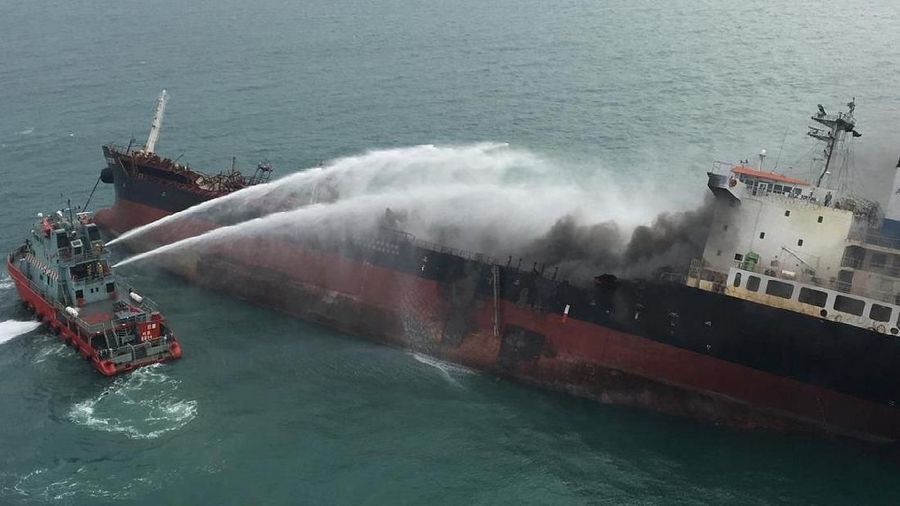 Kapal bernama Aulac Fortune terbakar sekitar 1,6 kilometer di selatan Pulau Lamma.