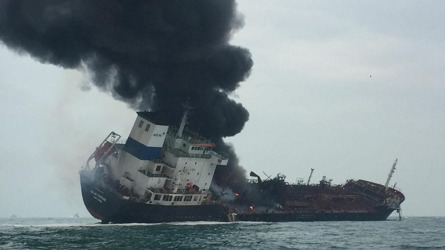 Kapal bernama Aulac Fortune terbakar sekitar 1,6 kilometer di selatan Pulau Lamma.