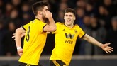 Wolverhampton kembali unggul dengan skor 2-1 atas Liverpool hanya berjarak tiga menit setelah gol Divock Origi. Gol tuan rumah dilesakkan Ruben Neves. (Reuters/Carl Recine)