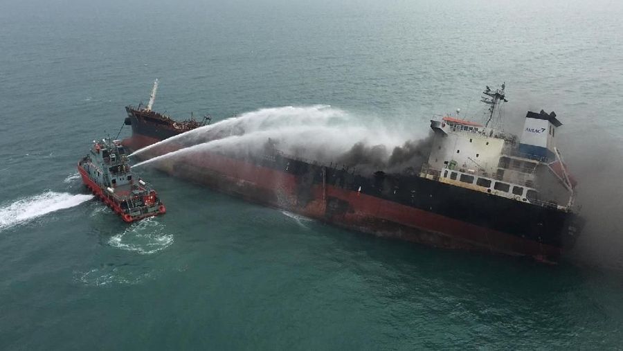 Kapal bernama Aulac Fortune terbakar sekitar 1,6 kilometer di selatan Pulau Lamma.