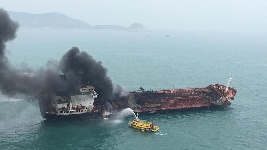 Kapal bernama Aulac Fortune terbakar sekitar 1,6 kilometer di selatan Pulau Lamma.
